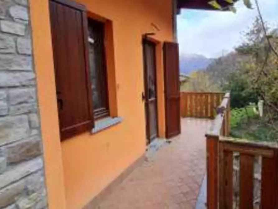 Immagine 2 di Appartamento in vendita  in Via Camarelli a San Giovanni Bianco