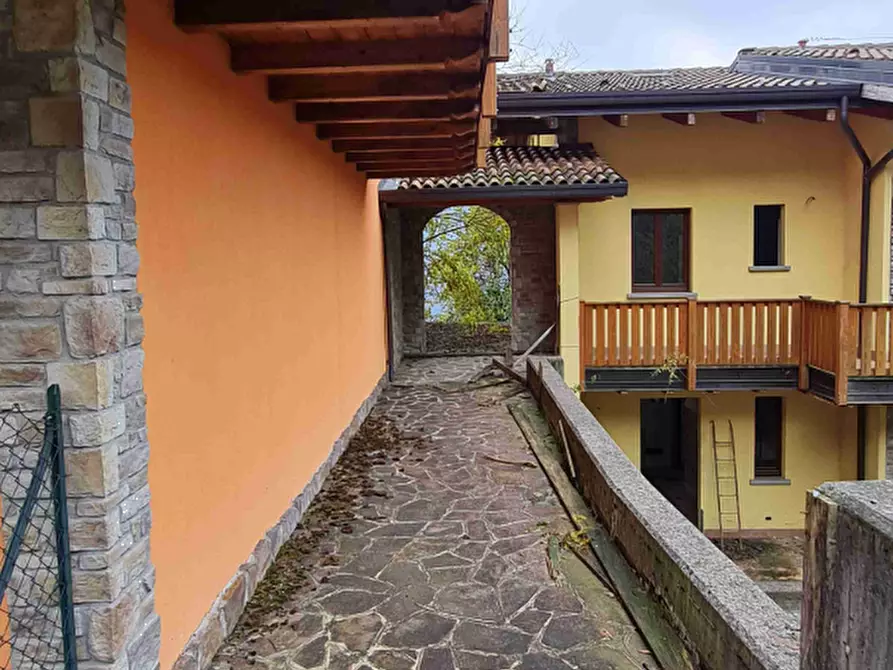 Immagine 5 di Appartamento in vendita  in Via Camarelli a San Giovanni Bianco