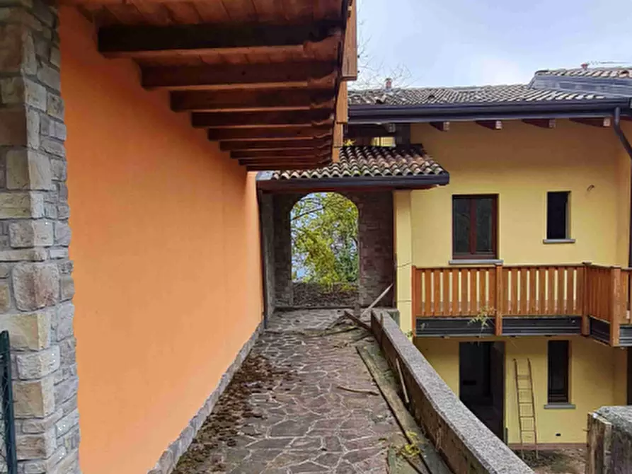 Immagine 3 di Appartamento in vendita  in Via Camarelli a San Giovanni Bianco