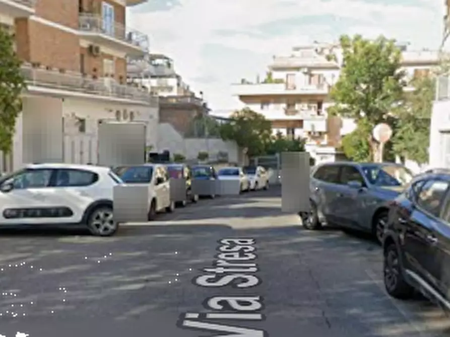 Immagine 11 di Appartamento in vendita  in Via Brunate a Roma