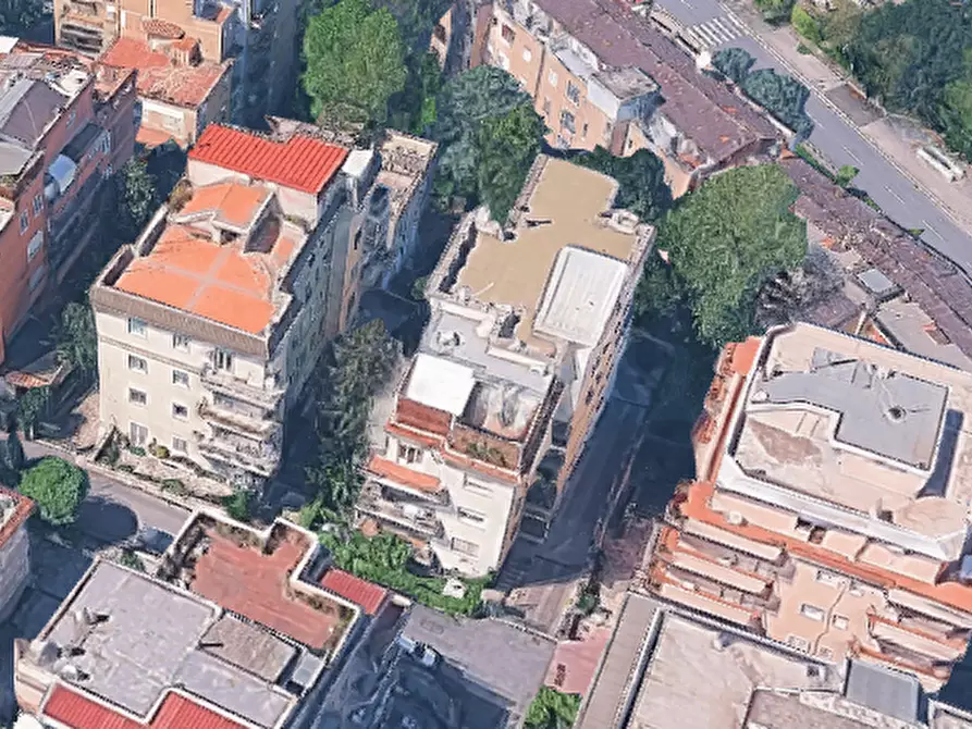 Immagine 14 di Appartamento in vendita  in Via Brunate a Roma