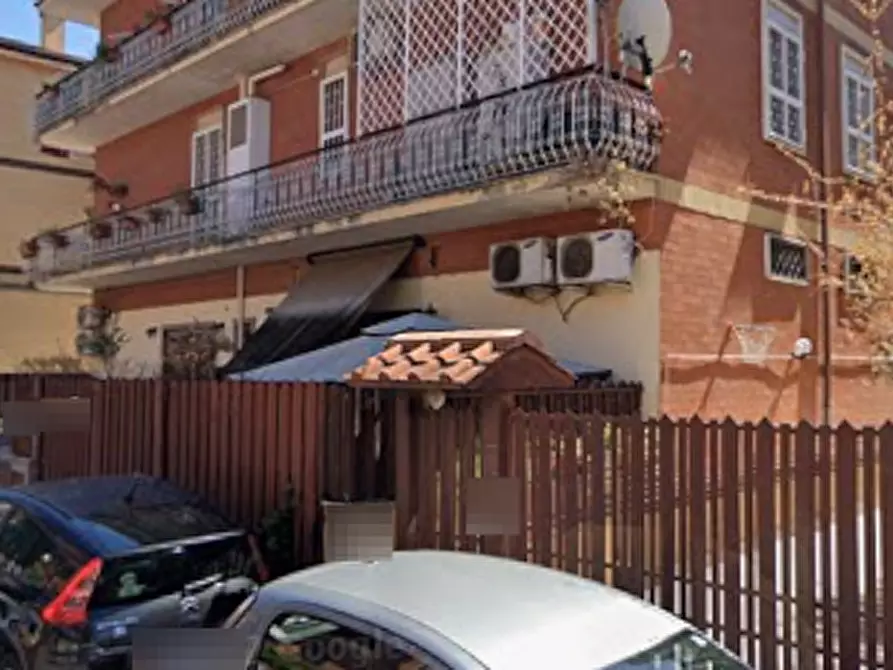 Immagine 4 di Negozio in vendita  in Via Achemenide a Roma