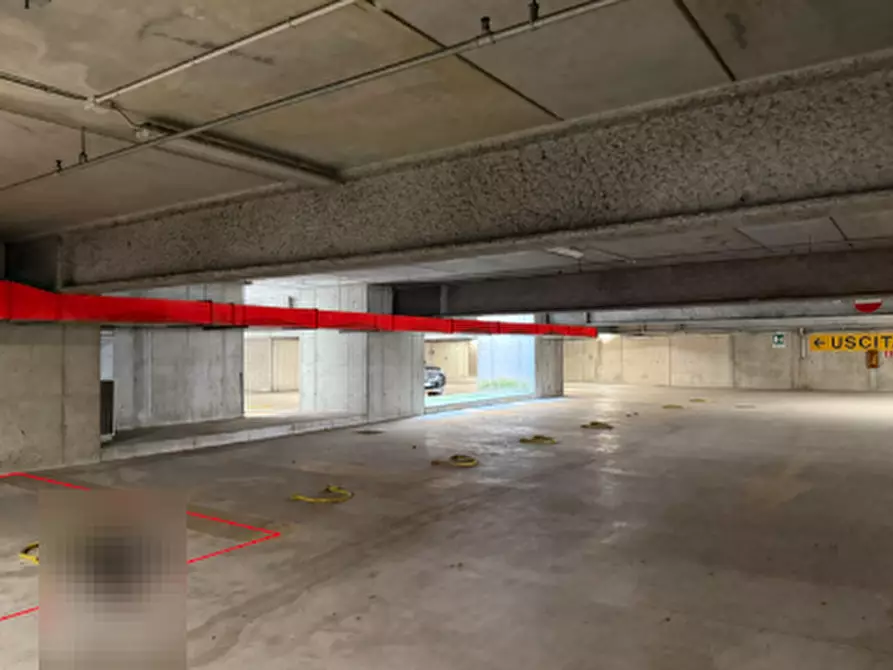 Immagine 1 di Posto auto in vendita  in Piazzale Guglielmo Marconi a Vimercate