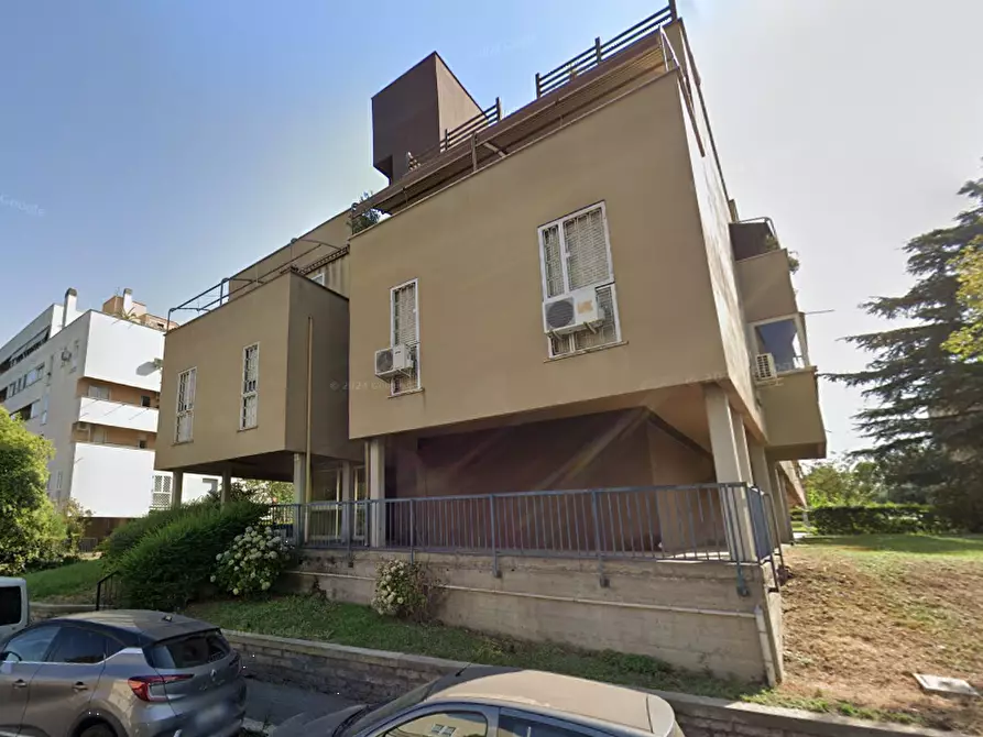 Immagine 4 di Appartamento in vendita  in Via Degas a Roma