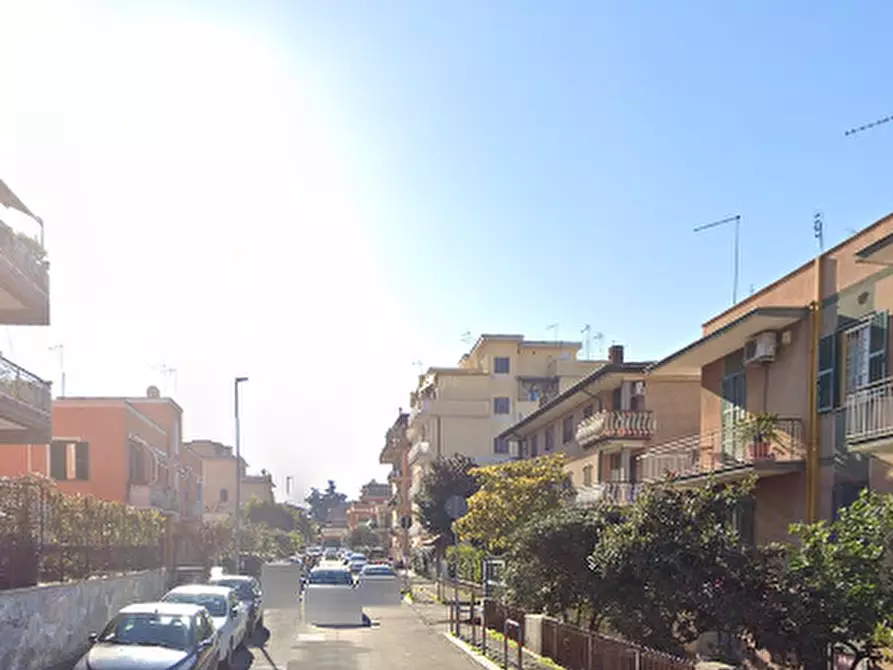 Immagine 2 di Garage in vendita  in Via delle Ciliegie a Roma