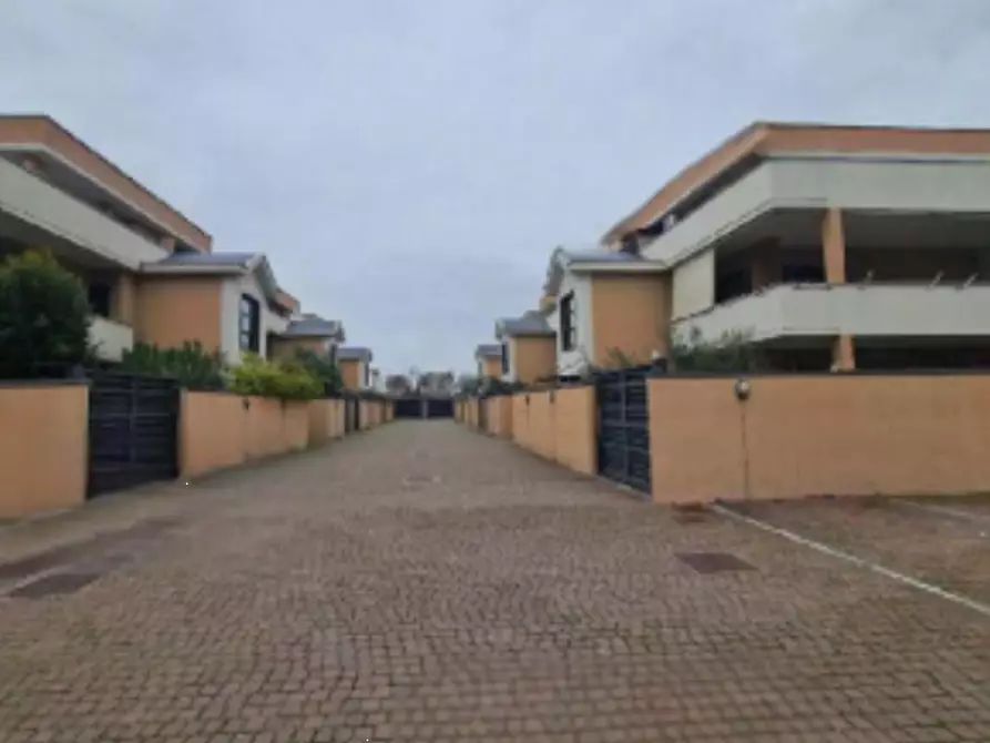 Immagine 3 di Appartamento in vendita  in Largo Rodolfo Villani a Roma