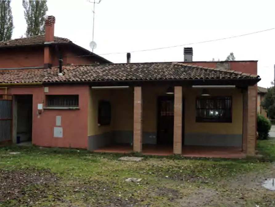 Immagine 4 di Negozio in vendita  in Via Crevalcore a San Giovanni In Persiceto