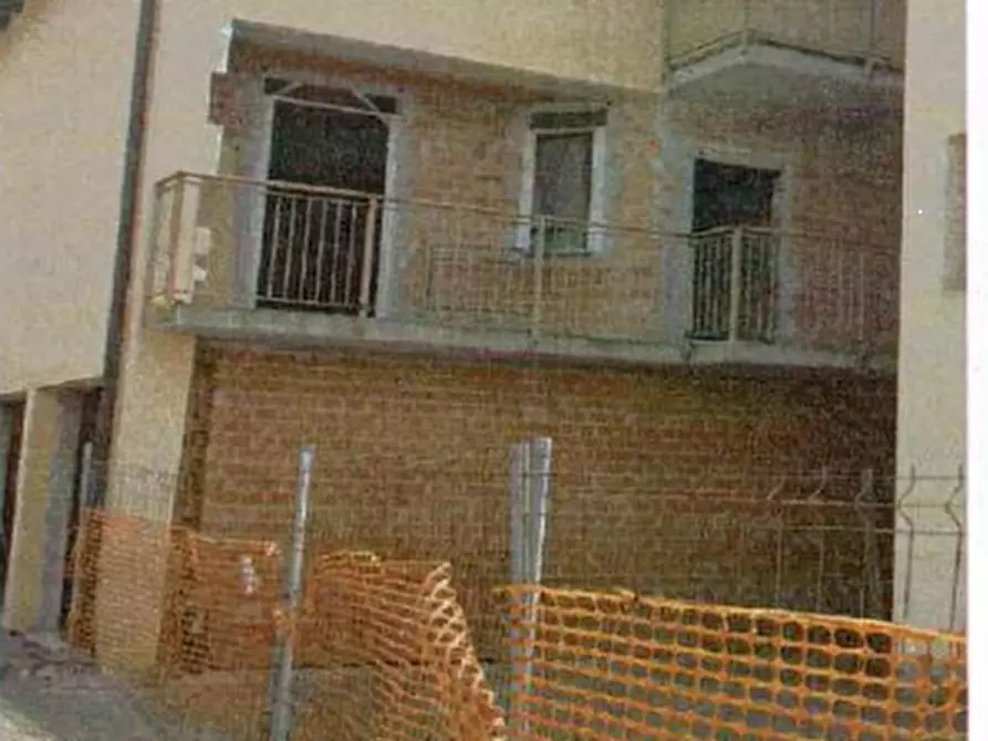 Immagine 5 di Stabile in vendita  in Viale Loreto a Sannazzaro De' Burgondi