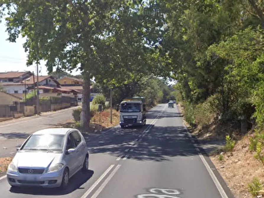 Immagine 8 di Negozio in vendita  in Via Busachi a Roma