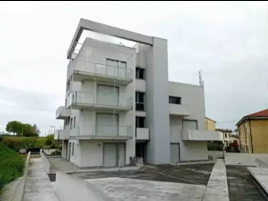 Immagine 1 di Stabile in vendita  in  Via l. Cadorna a Legnago