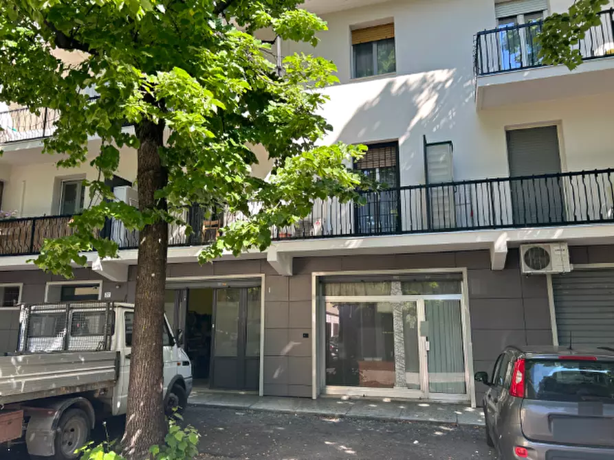 Immagine 2 di Negozio in vendita  in Via Arenzano a Modena