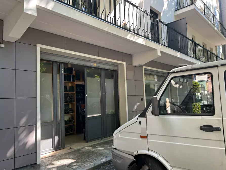 Immagine 1 di Negozio in vendita  in Via Arenzano a Modena