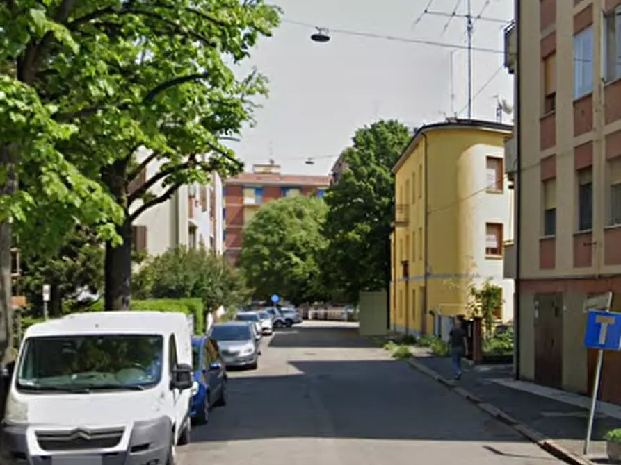 Immagine 5 di Negozio in vendita  in Via Arenzano a Modena