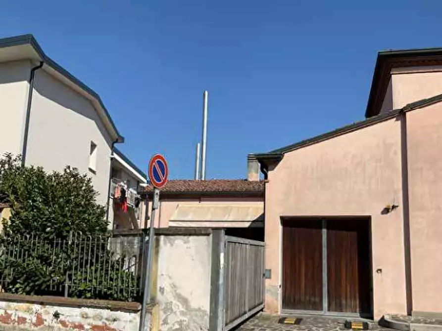 Immagine 3 di Negozio in vendita  in  Via XXV Aprile a Curtatone