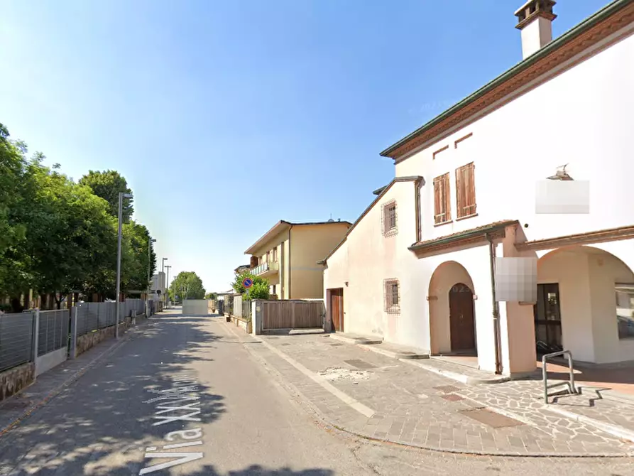 Immagine 15 di Negozio in vendita  in  Via XXV Aprile a Curtatone