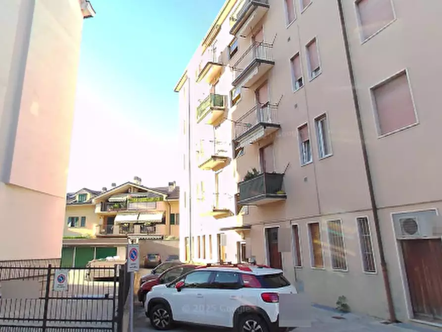 Immagine 3 di Appartamento in vendita  in Via Montello  a Pessano Con Bornago