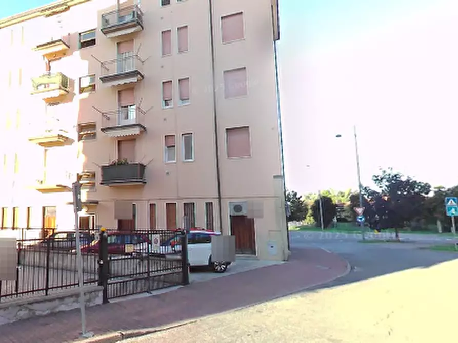 Immagine 4 di Appartamento in vendita  in Via Montello  a Pessano Con Bornago