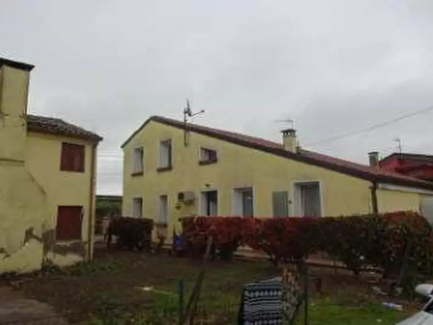 Immagine 1 di Porzione di casa in vendita  in Via Giacomo Leopardi a Castagnaro