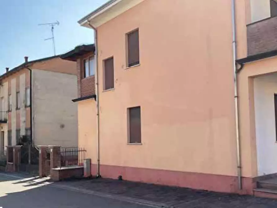 Immagine 10 di Appartamento in vendita  in Via Salvo D’Acquisto a Curtatone