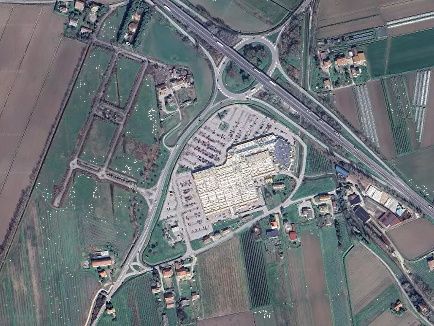 Immagine 5 di Negozio in vendita  in Via Orlando Scavazza a Giacciano Con Baruchella