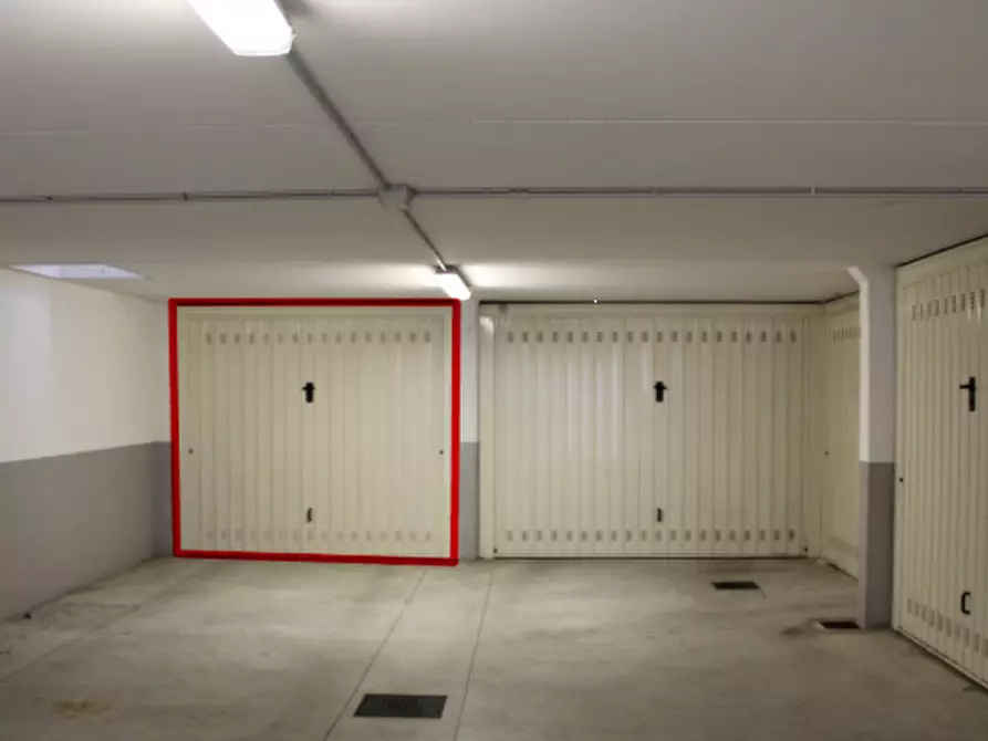 Immagine 2 di Garage in vendita  in Via Pasubio a Stezzano