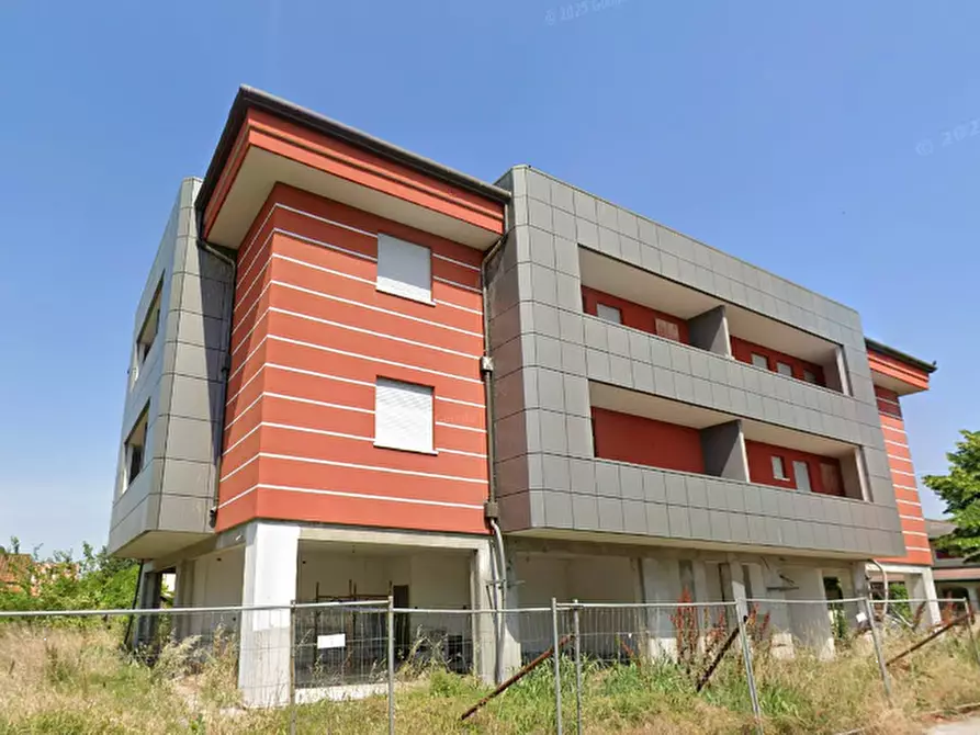 Immagine 4 di Stabile in vendita  in Via Guglielmo Marconi  a Porto Viro