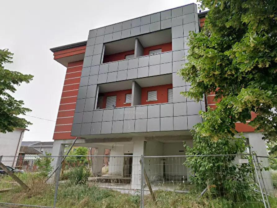 Immagine 9 di Stabile in vendita  in Via Guglielmo Marconi  a Porto Viro