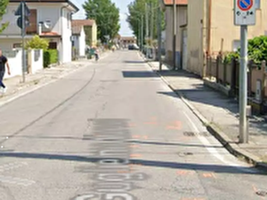 Immagine 12 di Stabile in vendita  in Via Guglielmo Marconi  a Porto Viro