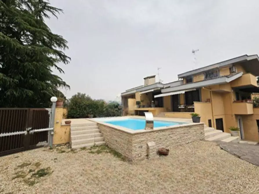 Immagine 1 di Porzione di casa in vendita  in Via Fratelli Maristi a Roma