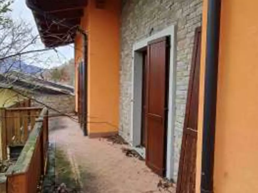 Immagine 1 di Appartamento in vendita  in Via Camarelli a San Giovanni Bianco