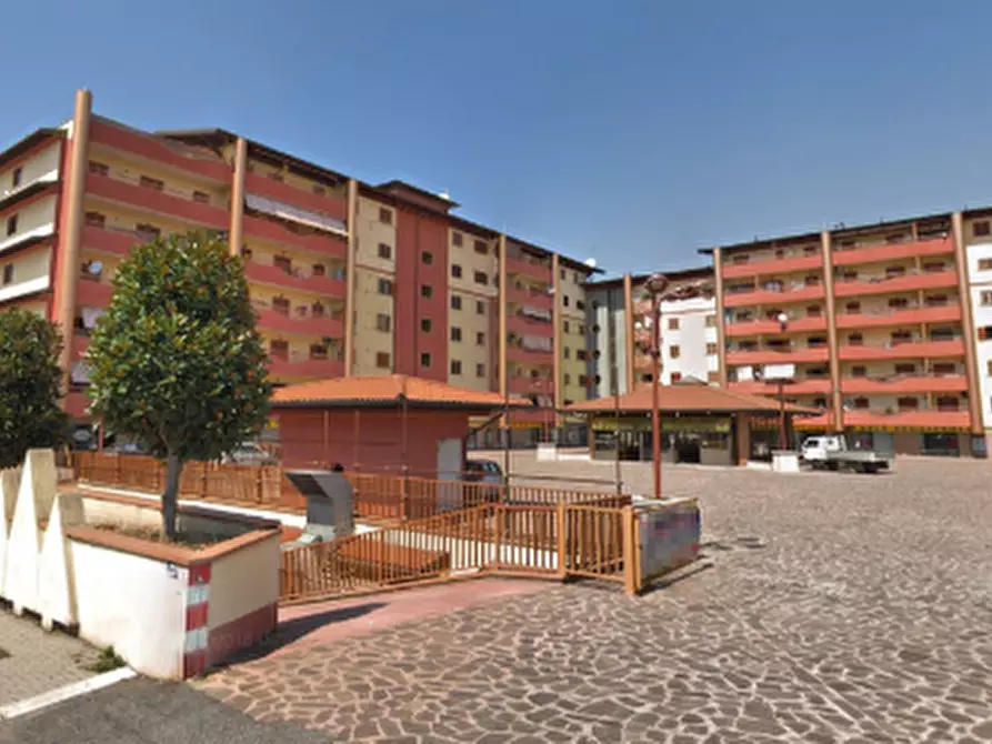 Immagine 1 di Negozio in vendita  in Via Naro a Pomezia