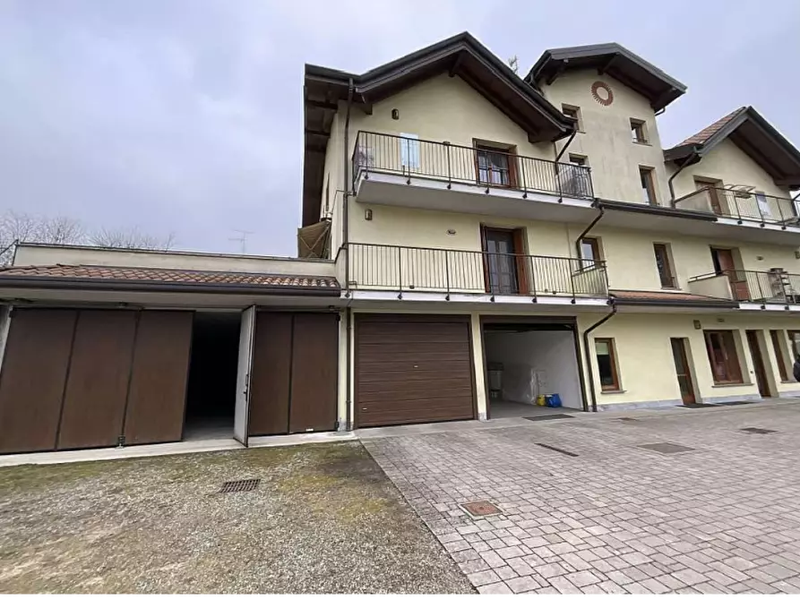 Immagine 1 di Negozio in vendita  in Via Tonale a Besnate