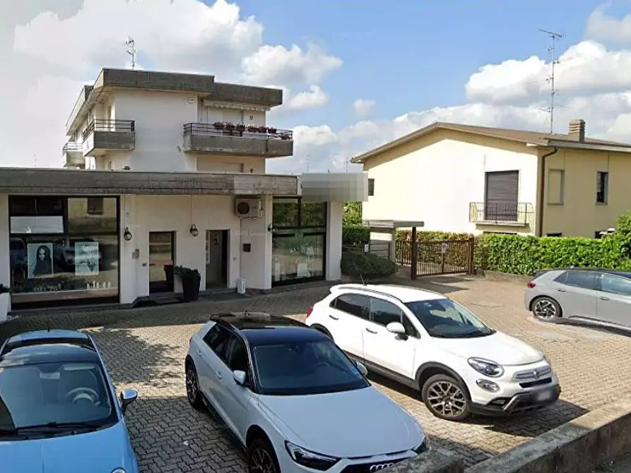 Immagine 1 di Negozio in vendita  in Via S. Gaetano a Besnate