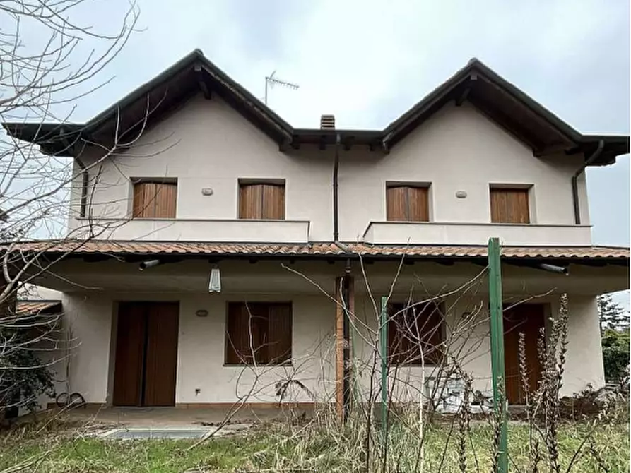 Immagine 1 di Villetta a schiera in vendita  in Via Alessandro Manzoni a Besnate