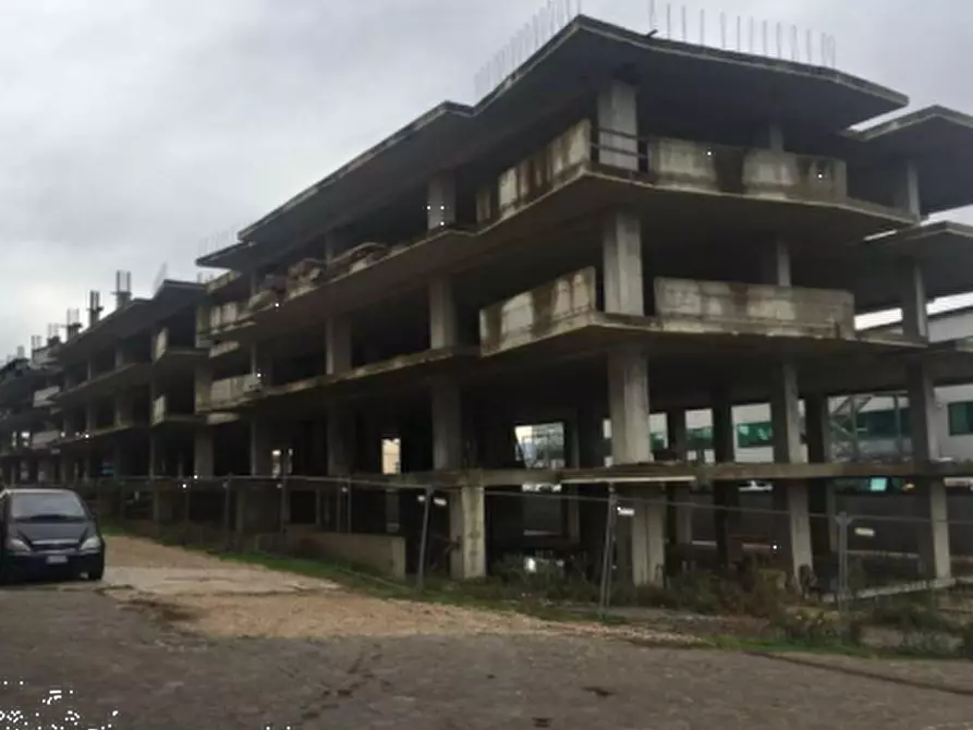 Immagine 1 di Stabile in vendita  in Via dei Castelli Romani a Pomezia