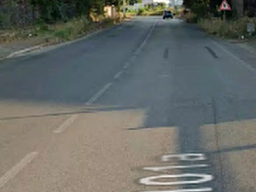 Immagine 7 di Stabile in vendita  in Via dei Castelli Romani a Pomezia