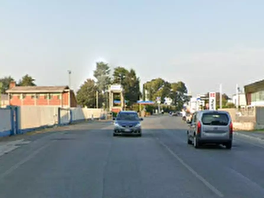 Immagine 8 di Stabile in vendita  in Via dei Castelli Romani a Pomezia