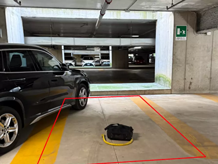 Immagine 1 di Posto auto in vendita  in Piazzale Guglielmo Marconi a Vimercate