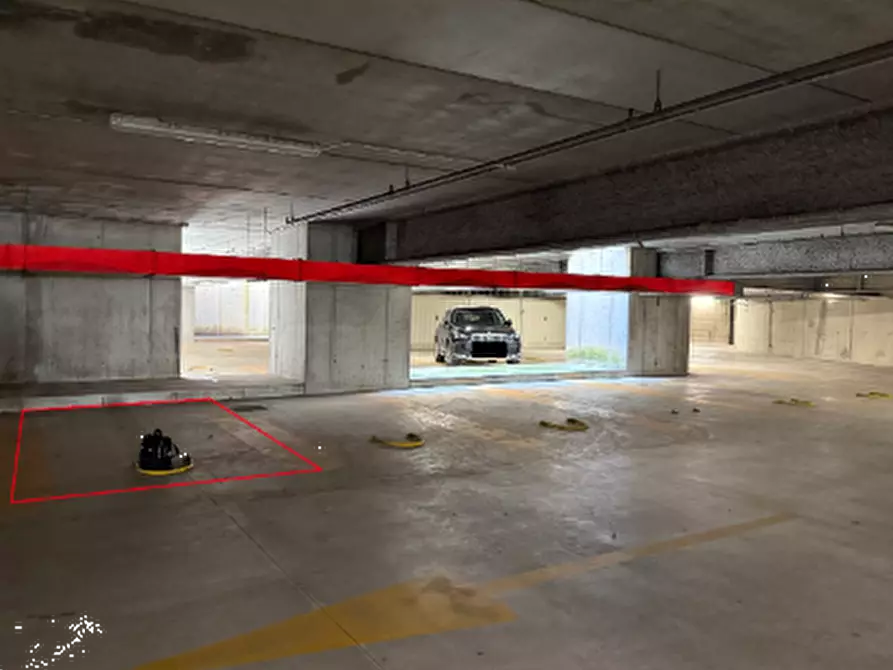 Immagine 1 di Posto auto in vendita  in Piazzale Guglielmo Marconi a Vimercate