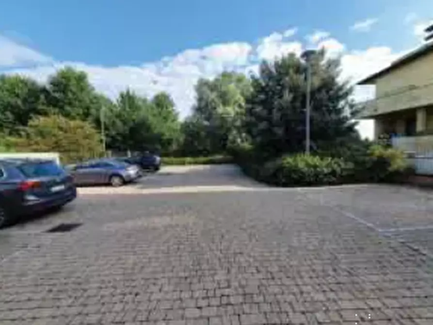 Immagine 12 di Stabile in vendita  in Via G. Rossa a Noviglio