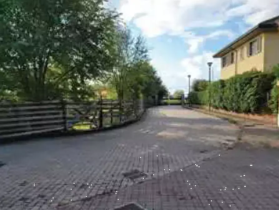 Immagine 16 di Stabile in vendita  in Via G. Rossa a Noviglio