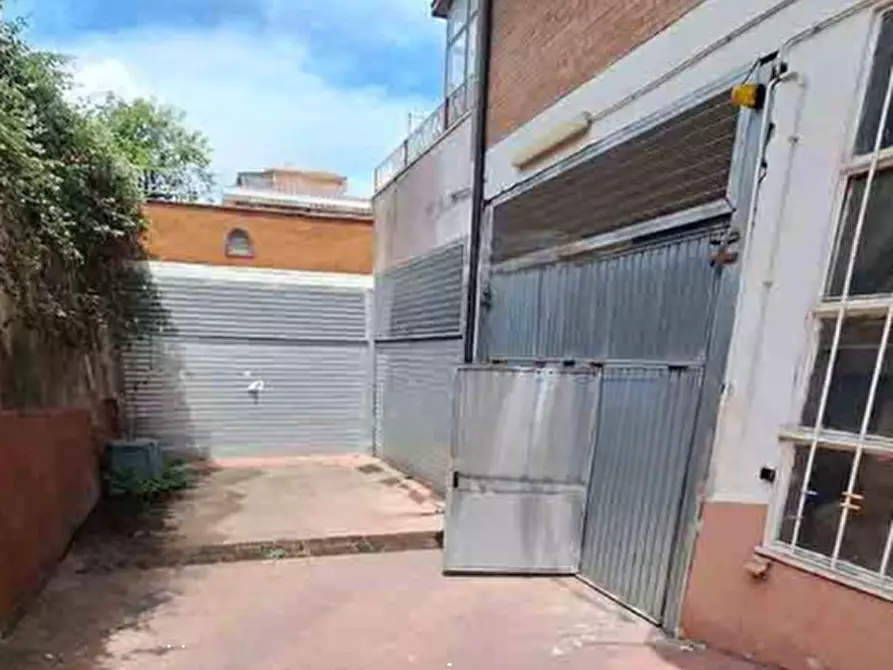Immagine 2 di Garage in vendita  in Via Martino Rota a Roma
