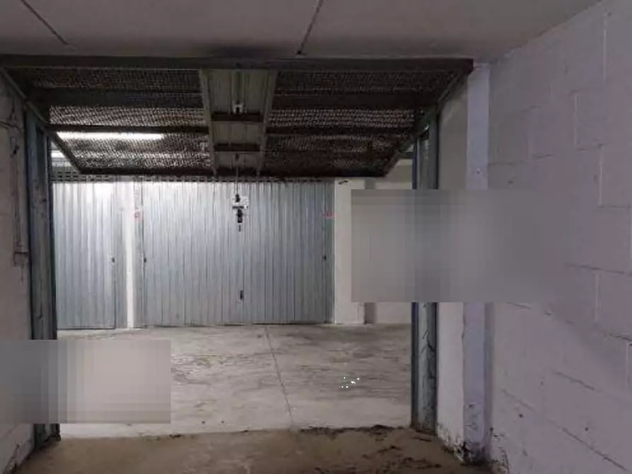 Immagine 1 di Garage in vendita  in Via Pomona a Roma