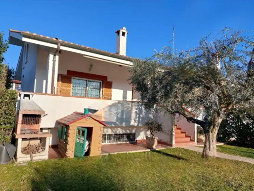 Immagine 2 di Villa in vendita  in Via Alessio Olivieri a Roma