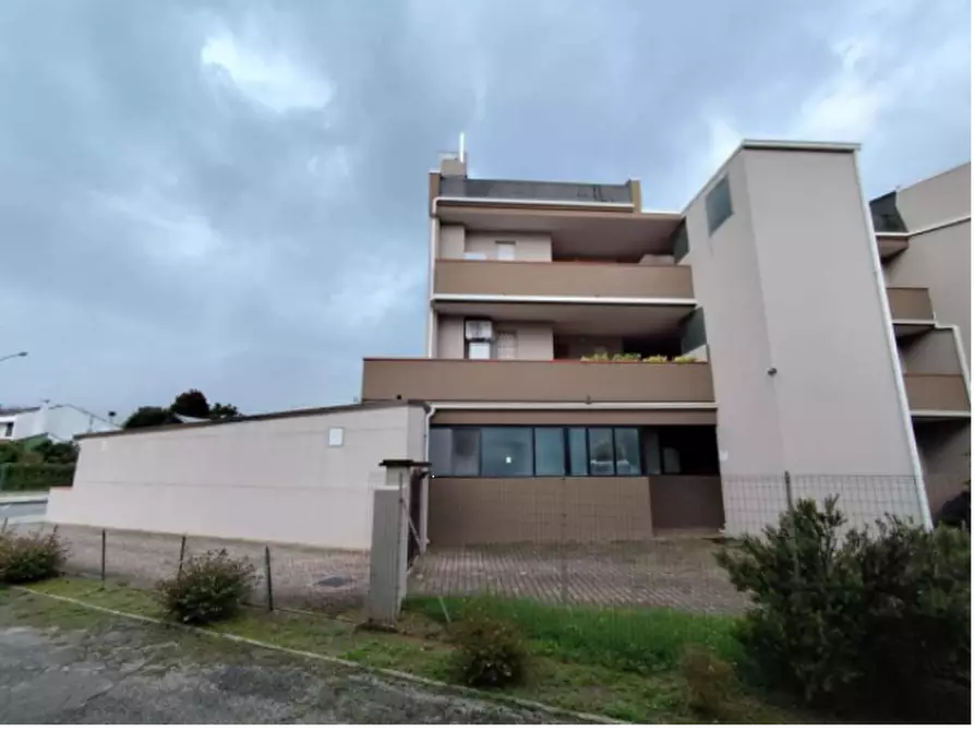 Immagine 2 di Negozio in vendita  in Viale Stati Uniti d'America a Comacchio