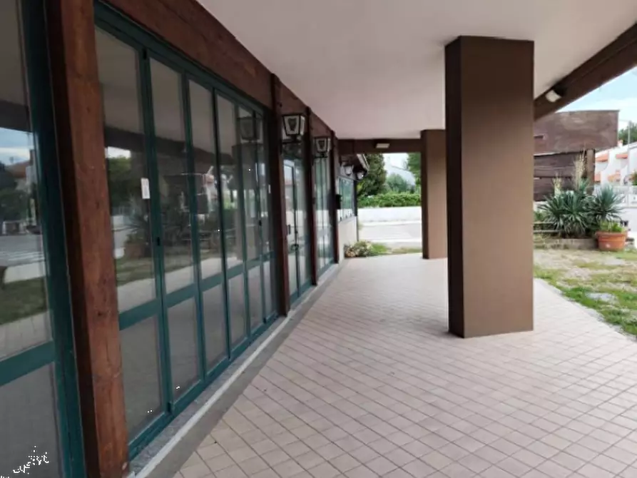 Immagine 3 di Negozio in vendita  in Viale Stati Uniti d'America a Comacchio
