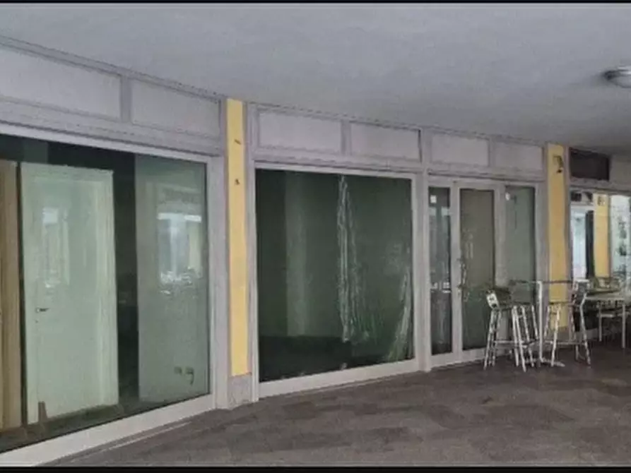 Immagine 1 di Negozio in vendita  in Piazza Giuseppe Maggiolini a Parabiago