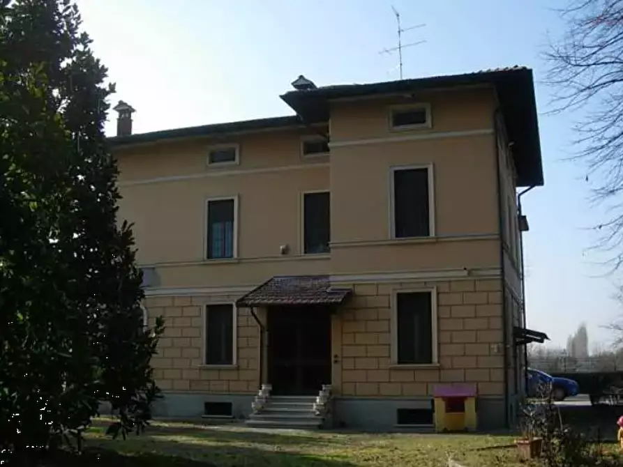 Immagine 1 di Villa in vendita  in Via Vignolese a Spilamberto