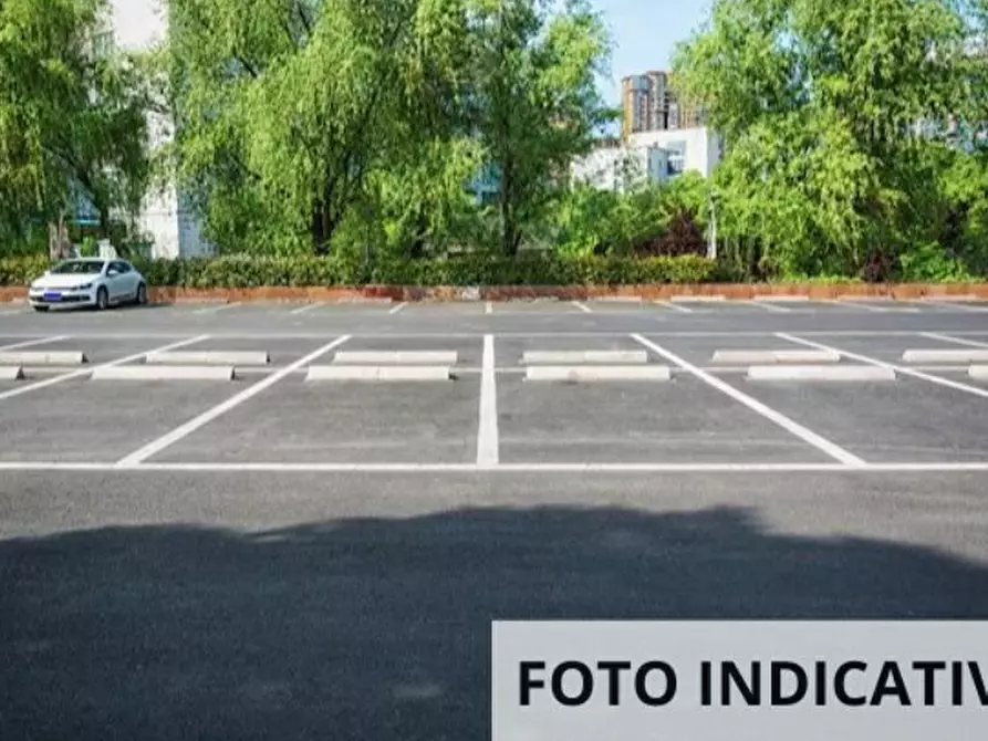 Immagine 11 di Posto auto in vendita  in Via Fiume a Erba
