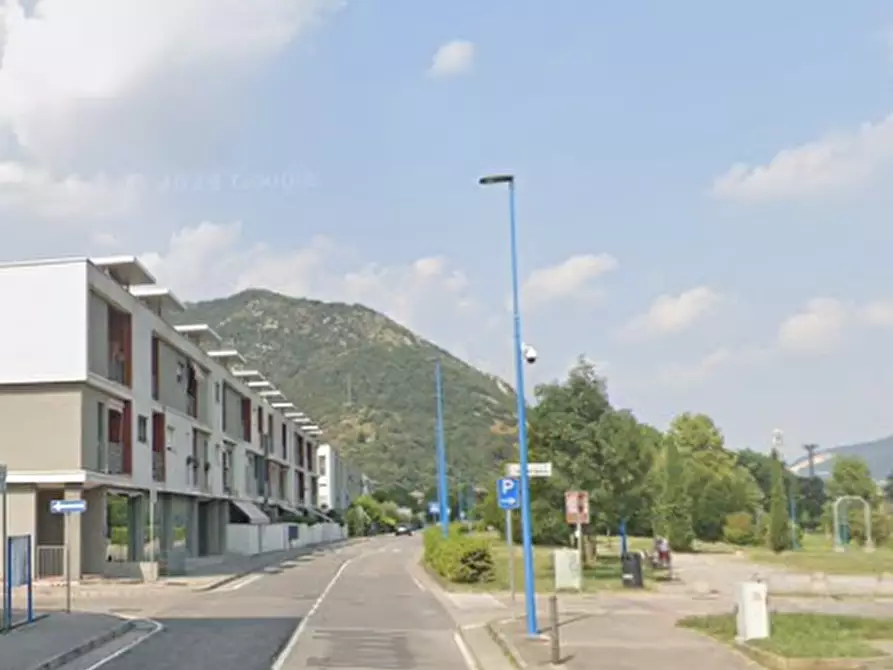 Immagine 5 di Negozio in vendita  in Via Lionello Levi Sandri a Brescia